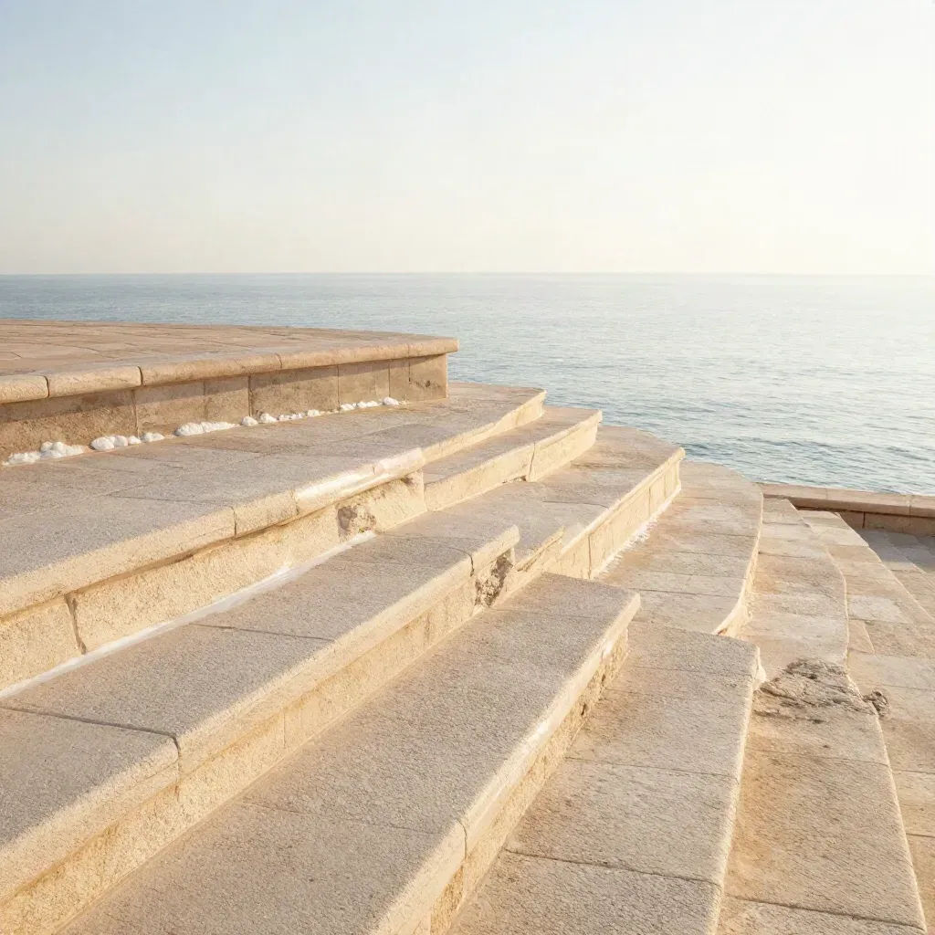 Terrasses calcaires de la Côte d’Azur au-dessus d’une mer calme dans la brume salée.